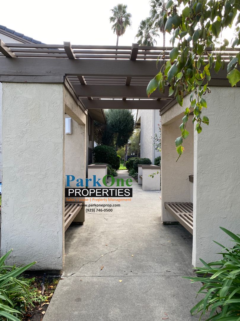 Walnut Creek House: 2742 Oak Road #214