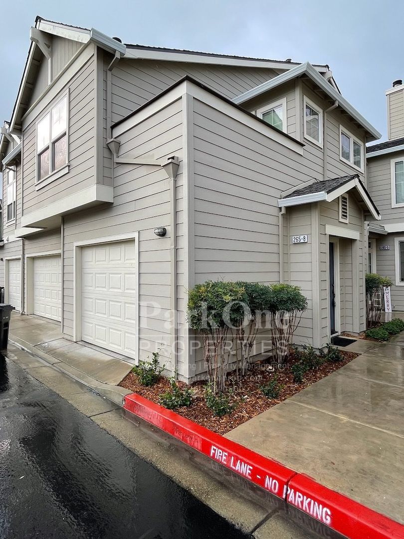 Livermore House: 265 Windward Common #8