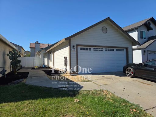 Single Story Home in Brentwood with Community Pool