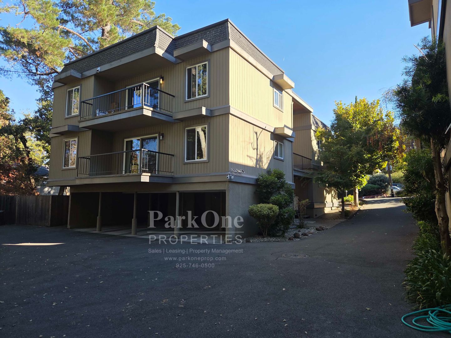 Lafayette Apartment: 3578 & 3580 Brook St