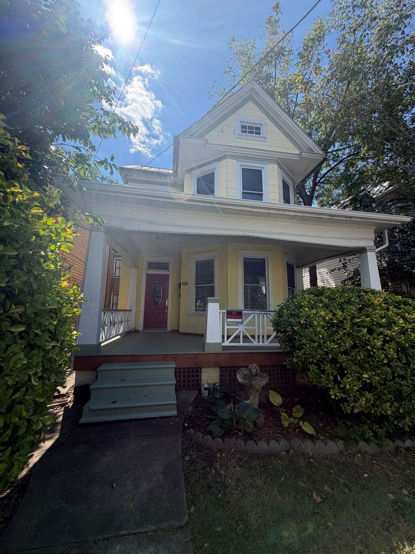 Roanoke House: 606 Elm Ave SW