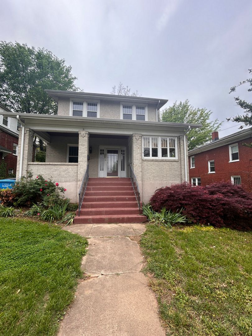 Roanoke House: 505 Camilla St SE