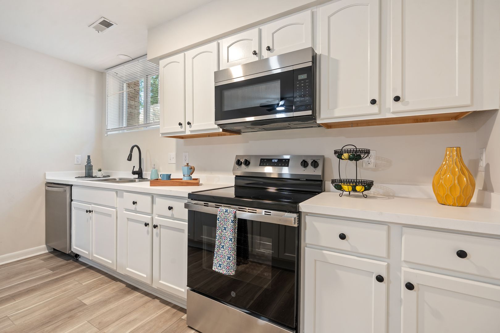 201 Howell Street 2 of 12