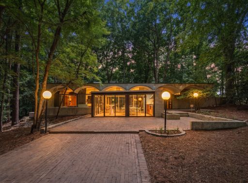 Historic Mid-Century Modern Furnished Retreat on .83 Acres in Chapel Hill – photo 1