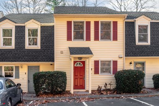 Delightful Two bedroom townhouse available NOW – photo 1