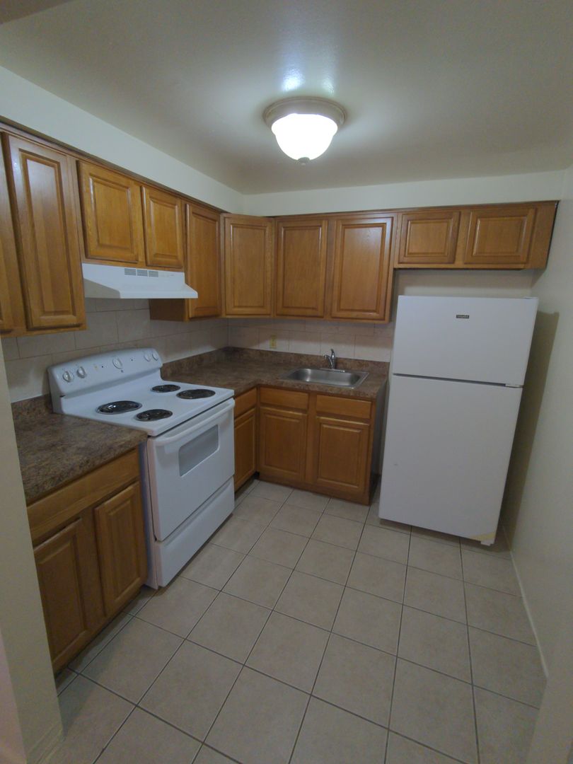 Allentown Apartment: 1975 Mack Blvd