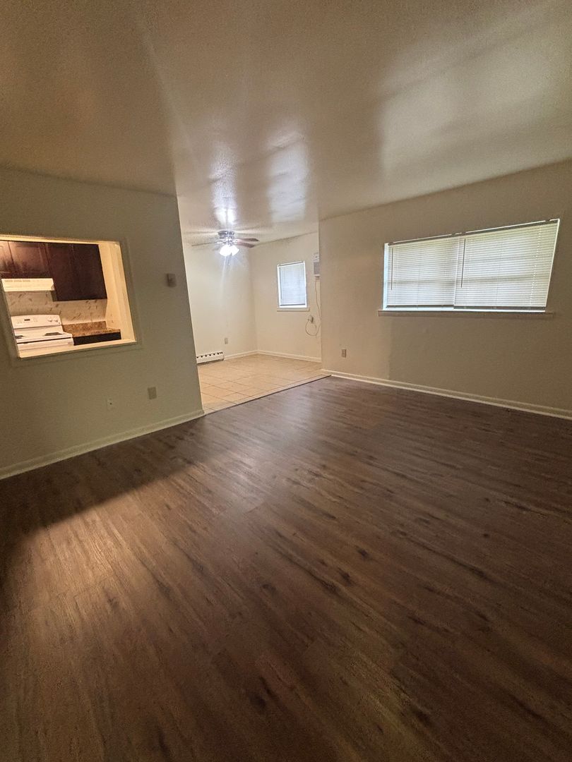 Allentown Apartment: 1975 Mack Blvd