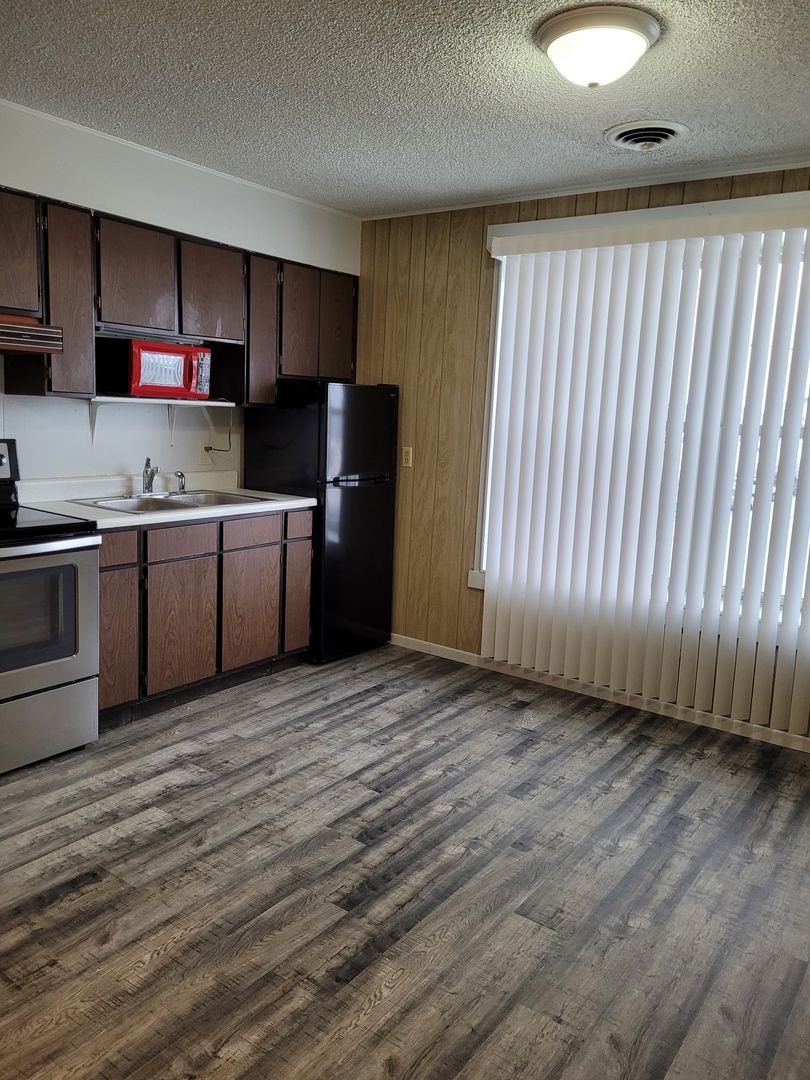 Columbus Apartment: 400 E Pike Ave