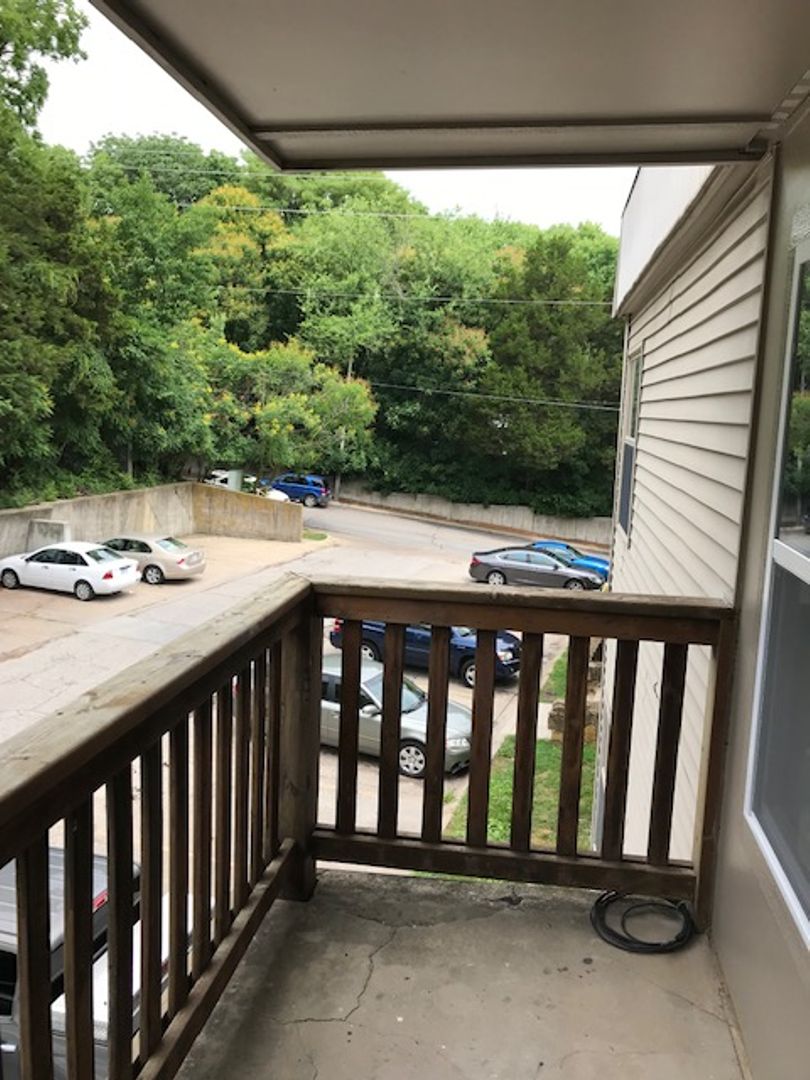 Lawrence Apartment: 901-909 Avalon Road