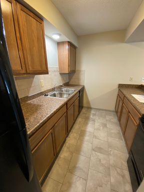2 bedroom/1 bath apartment with water/trash included with rent – photo 1