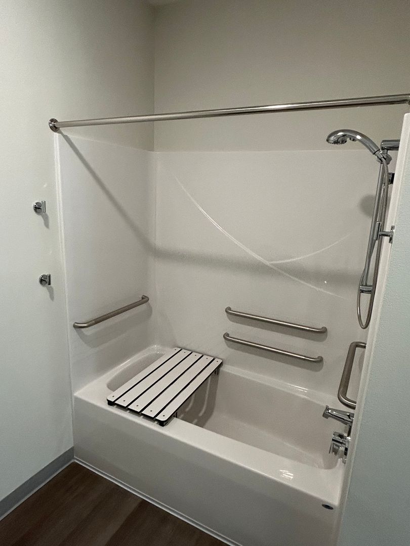 Cedar Rapids Apartment: 4025 Westdale Parkway SW