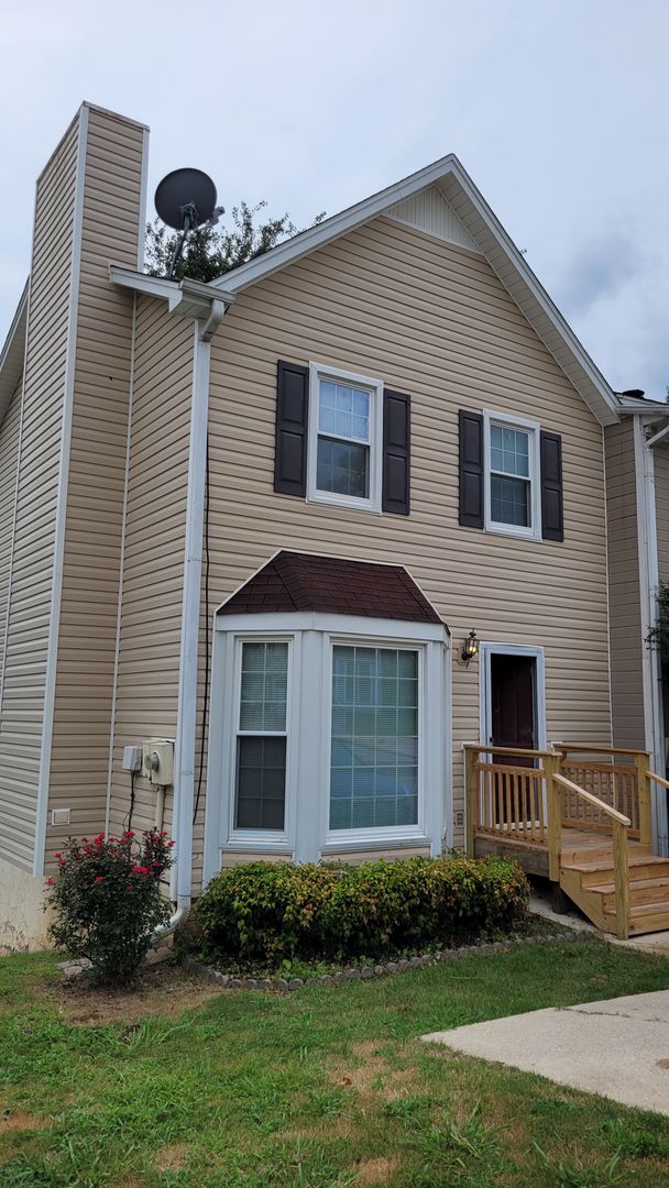 Gardendale House: 347 Jamestown Manor