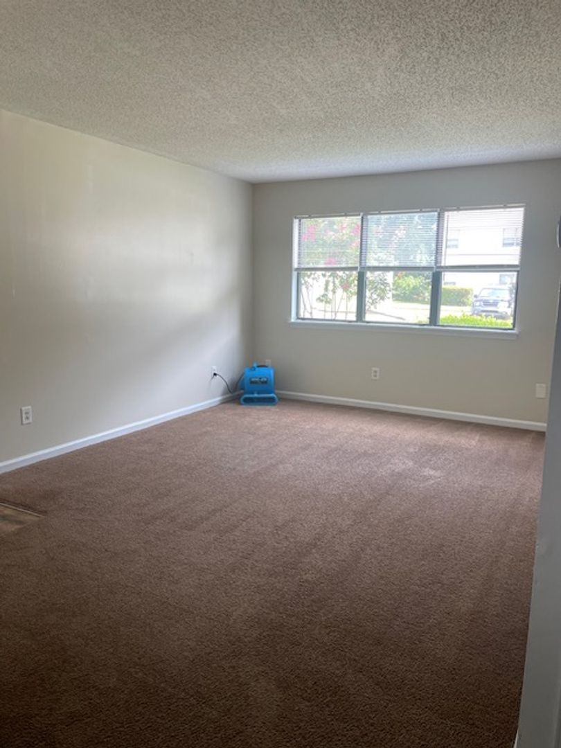 Jacksonville Apartment: 203 Valencia Drive