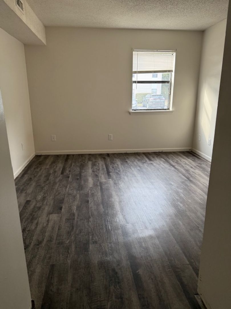 Jacksonville Apartment: 203 Valencia Drive