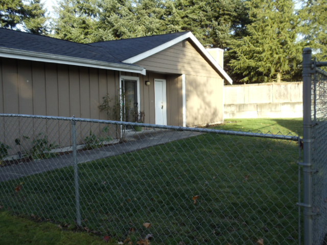Lakewood Apartment: 5805 & 5807 Mt Tacoma Dr SW