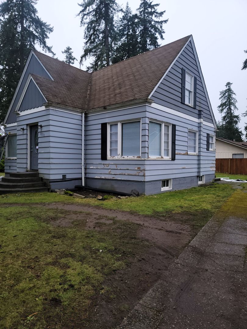 Lakewood House: 10310 Short Lane SW