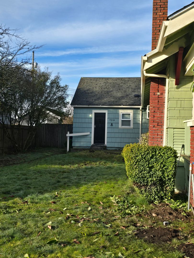 Tacoma Apartment: 7214 S Alder St