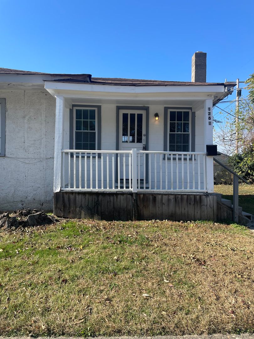 Colonial Heights House: 126 B Suffolk Ave