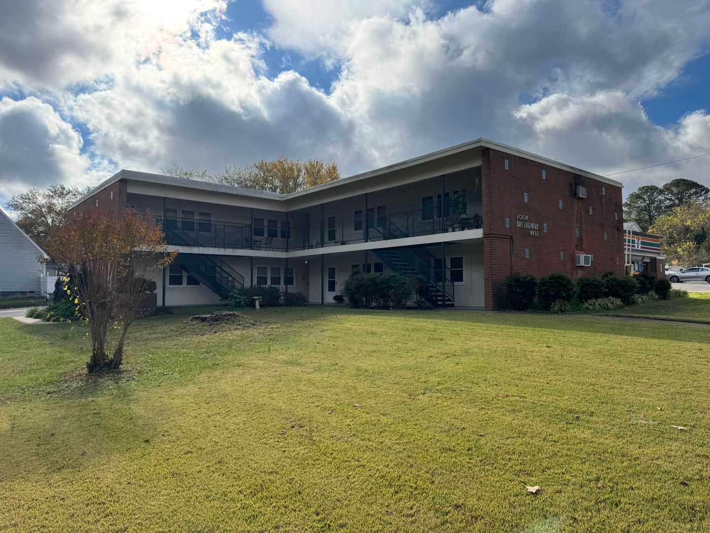 Hopewell House: 2004 W Broadway