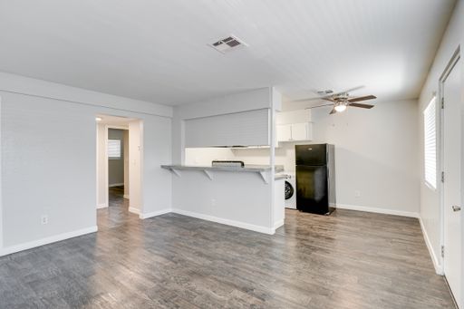 Beautiful Renovated 2BR – Ask About Move-In Specials! – photo 1