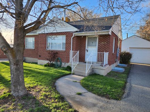 Duplex Feels Like a House! 2751 E. 3300 S.