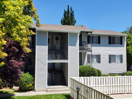 HUGE 1 bdrm 1 bath! Washer/dryer included! We love your big dog! – photo 1