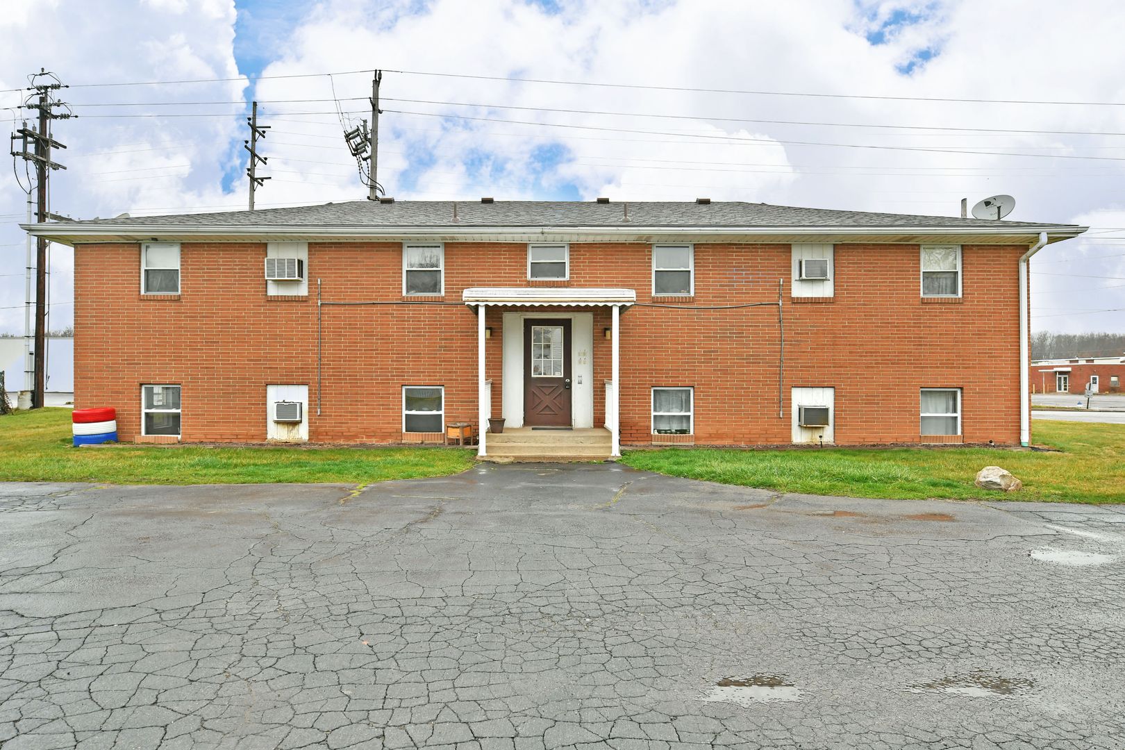 Hubbard Apartment: 560 Gladys St