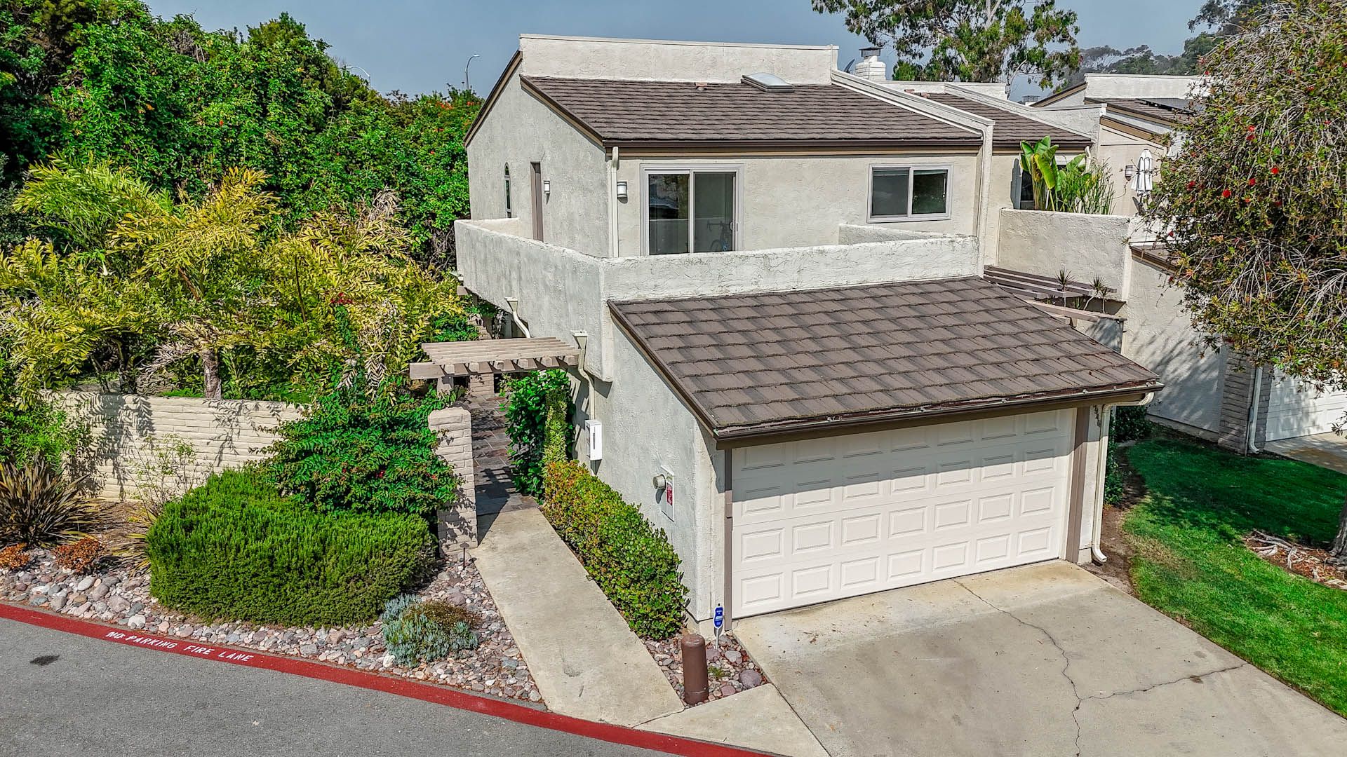 “Move-In Special” $1,000 off the first month's renti La Jolla Shores Heights