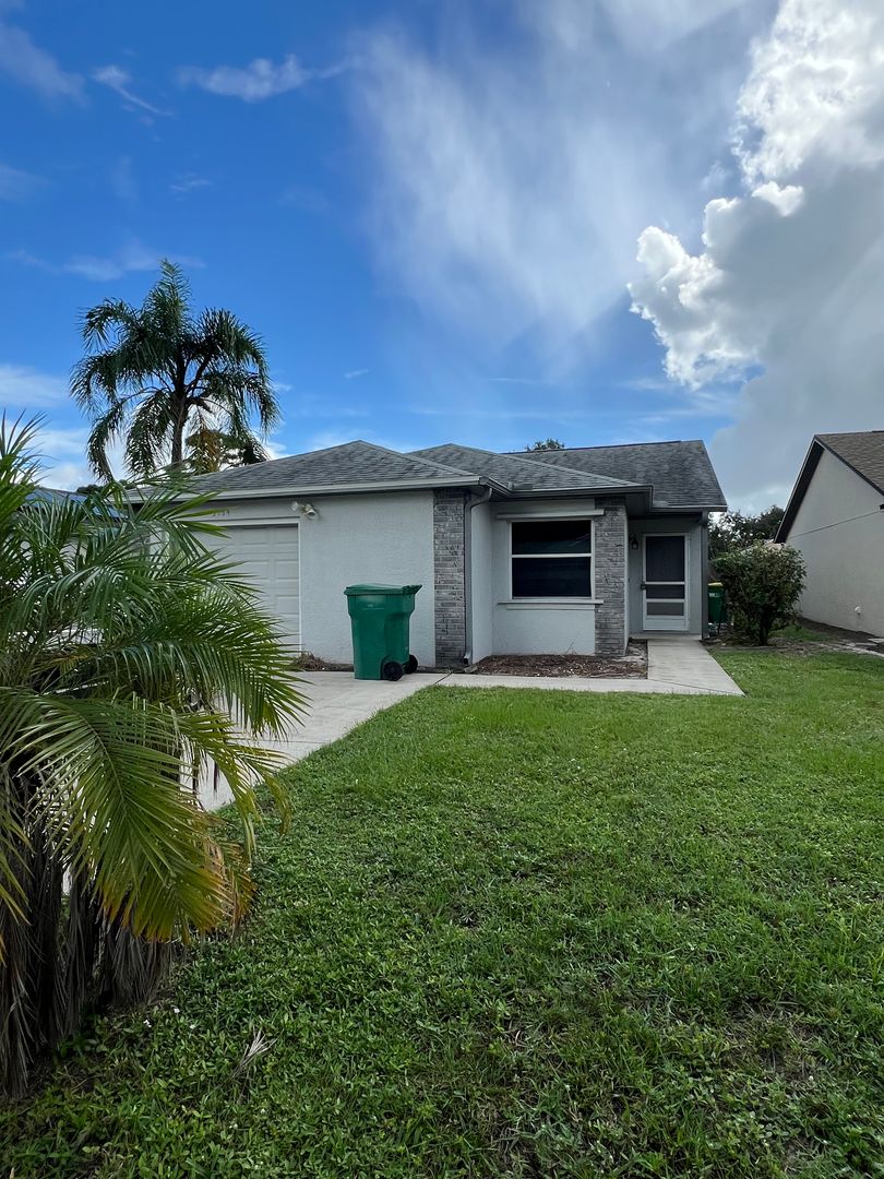 Cocoa House: 3154 Dunhill Dr