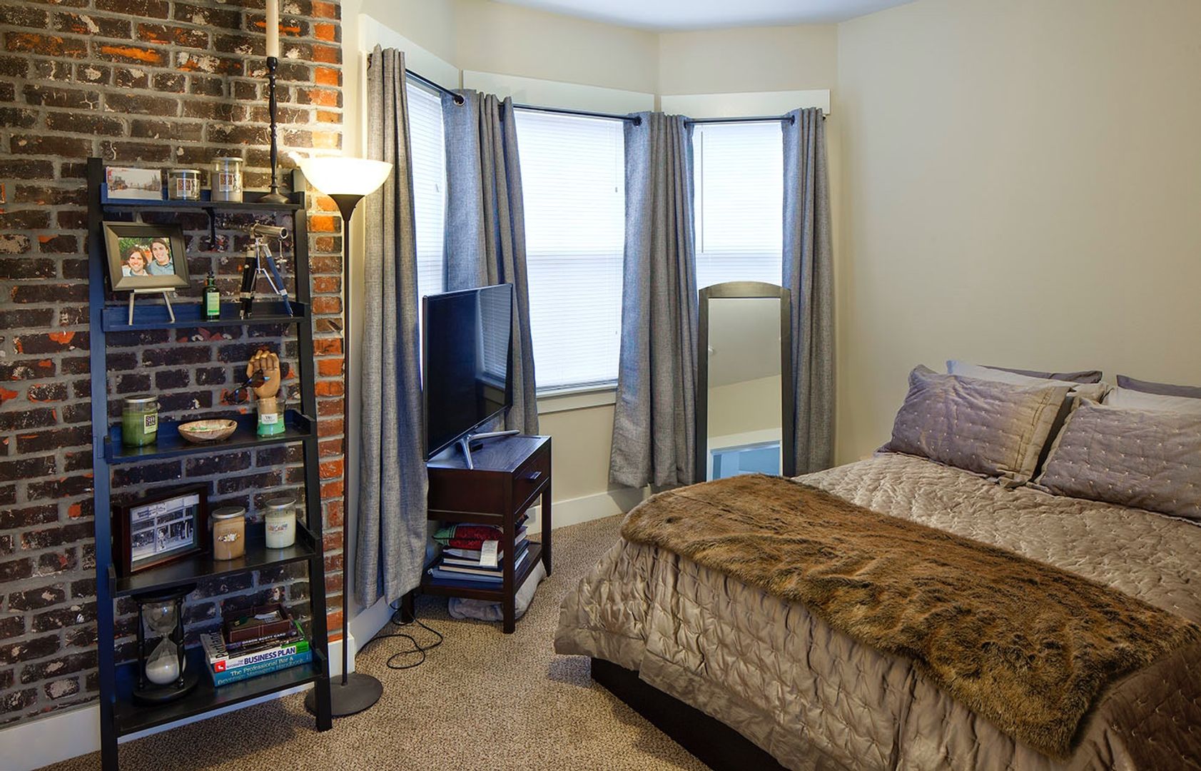 Portland Apartment: 2021 SW Morrison St