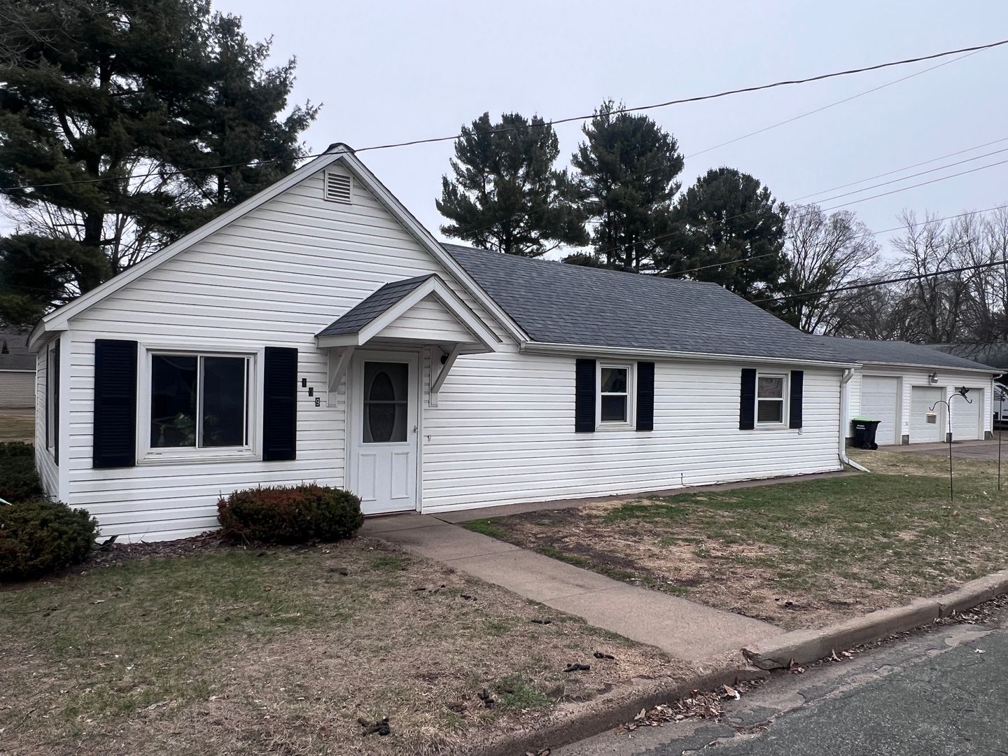 Menomonie House: 109 22nd Ave SE