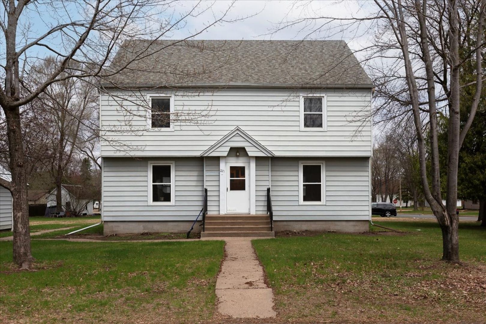 Menomonie House: 221 22nd Avenue East Apt 1 (East)