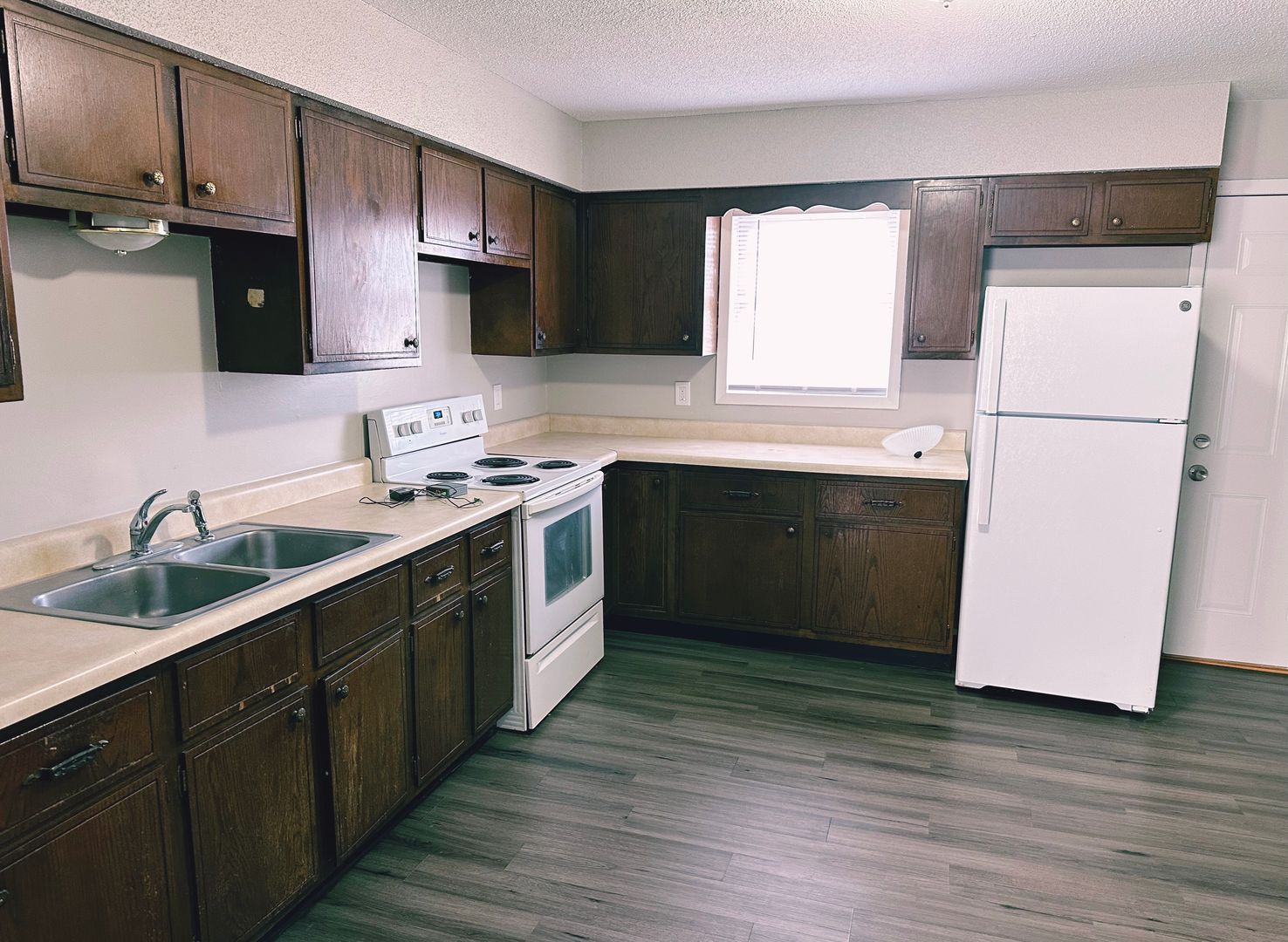 Junction City Apartment: 1010 - 1033 Eisenhower Circle & 701 S. Eisenhower