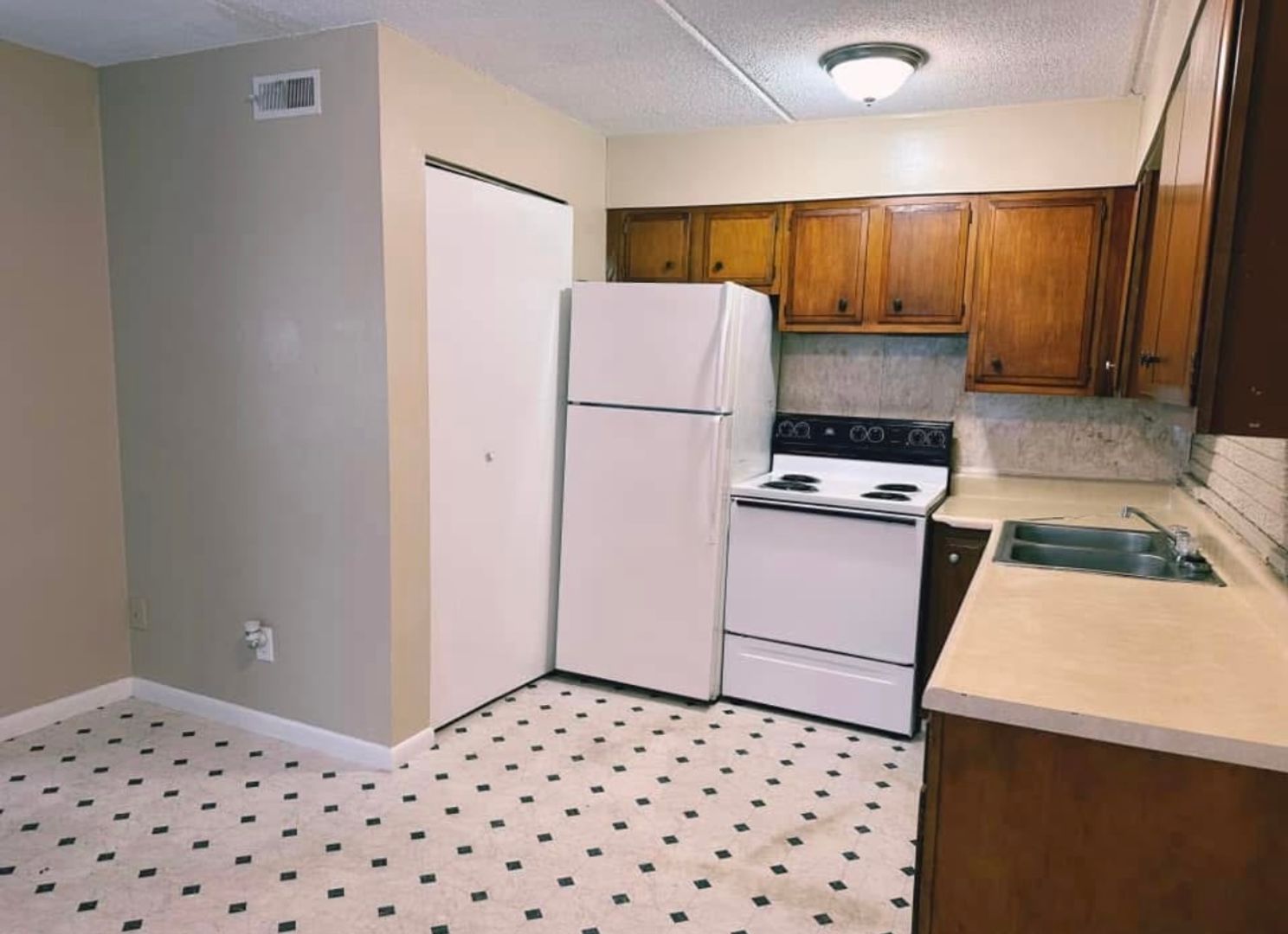 Junction City Apartment: Goldenbelt Blvd