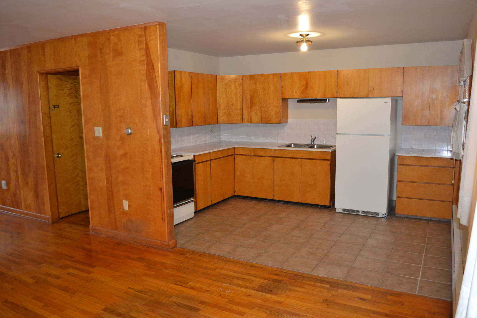 Clay Center Apartment: 614 Washington St.