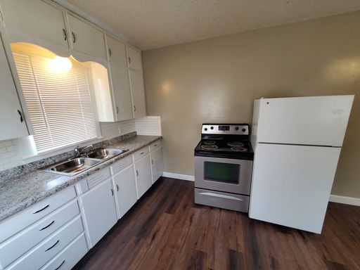 Remodeled 2 Bd with huge kitchen, dining room and living room – photo 1