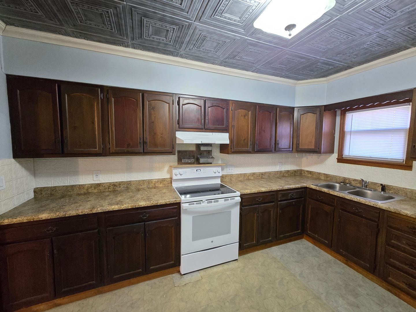 Clay Center House: 731 Lane St
