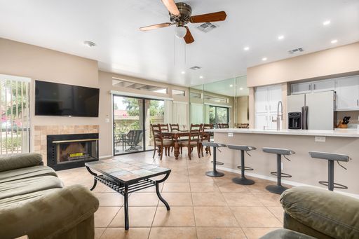 Three bedroom townhome - Furnished Seasonal Rental – photo 1