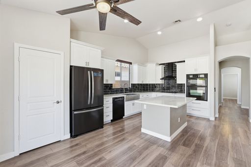 Sparkling Pool - 3 Beds & 3 Car Garage – photo 1