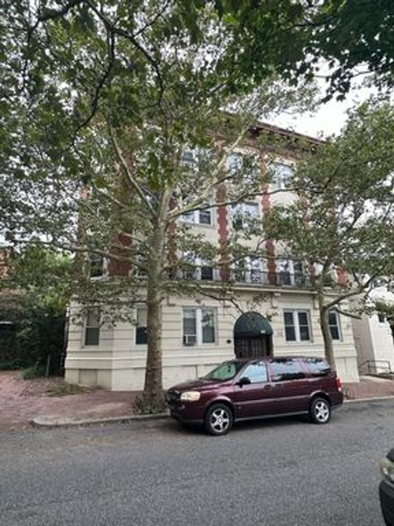 Springfield Apartment: 66 Mattoon St