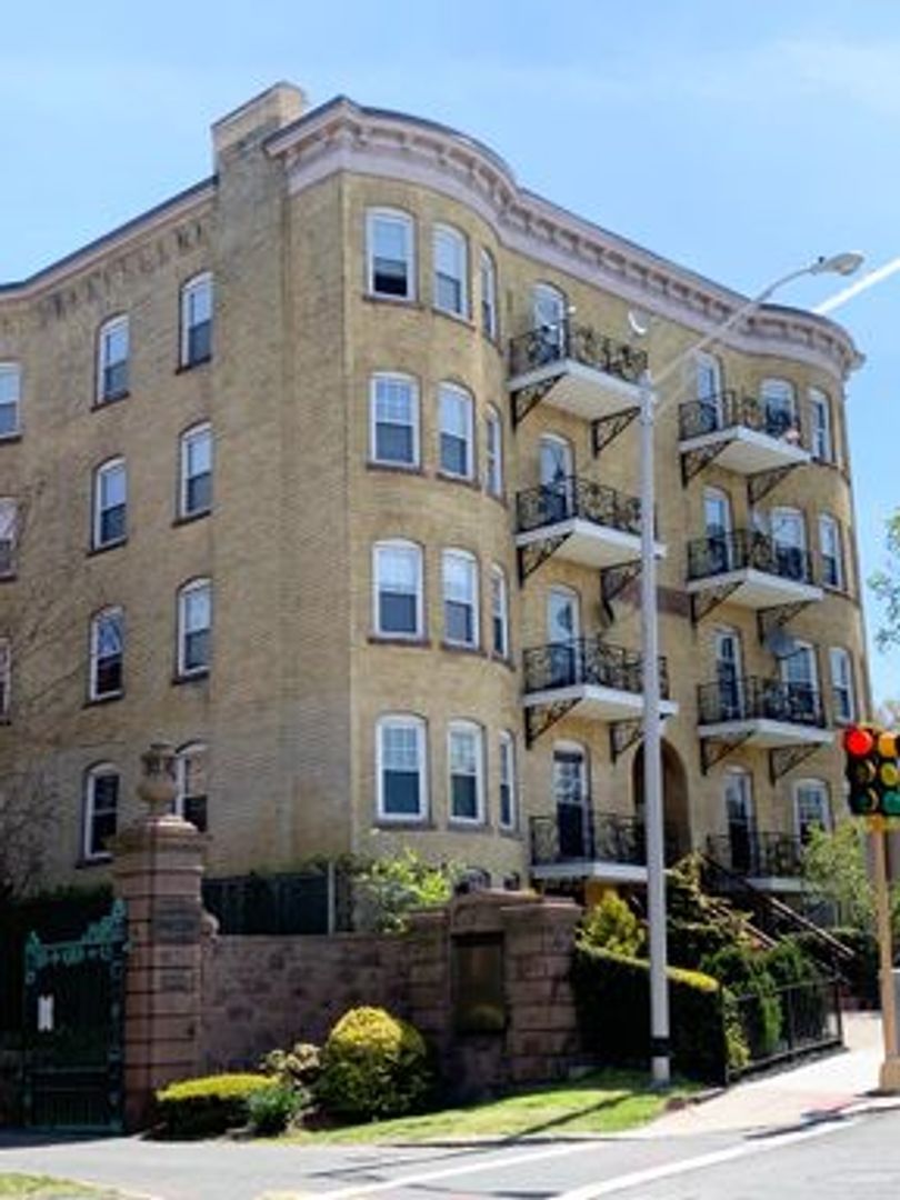 Springfield Apartment: 175 Maple St