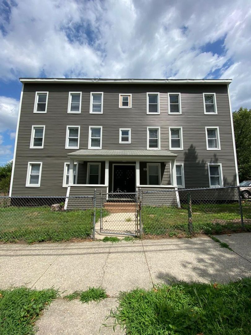 Indian Orchard Apartment: 1370 Worcester St