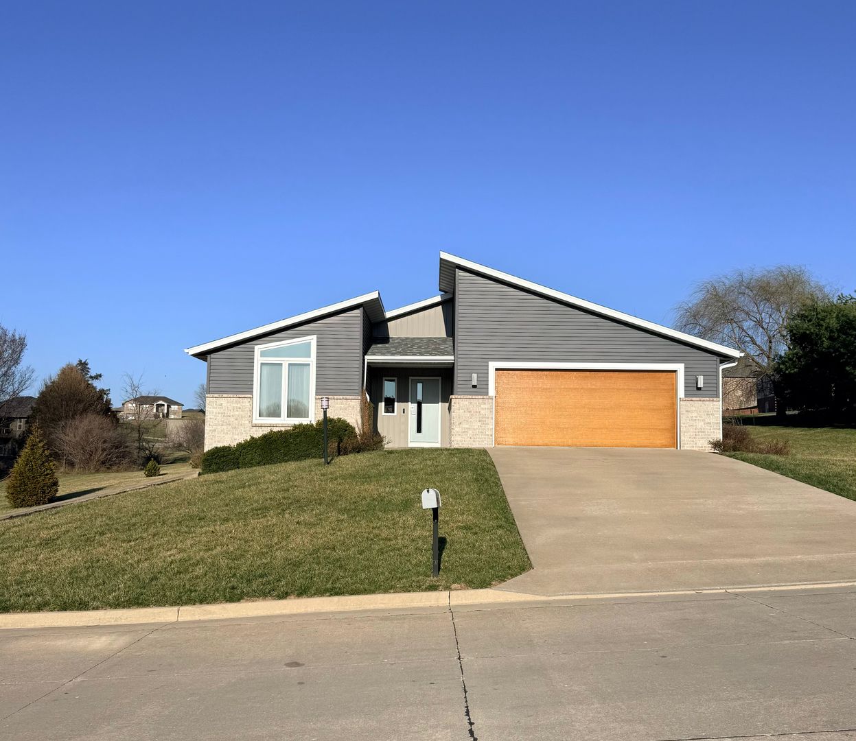Jefferson City House: 227 Paradigm Dr
