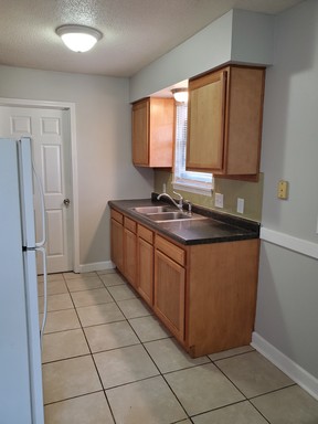2 bed 1 bath duplex with new flooring – photo 1