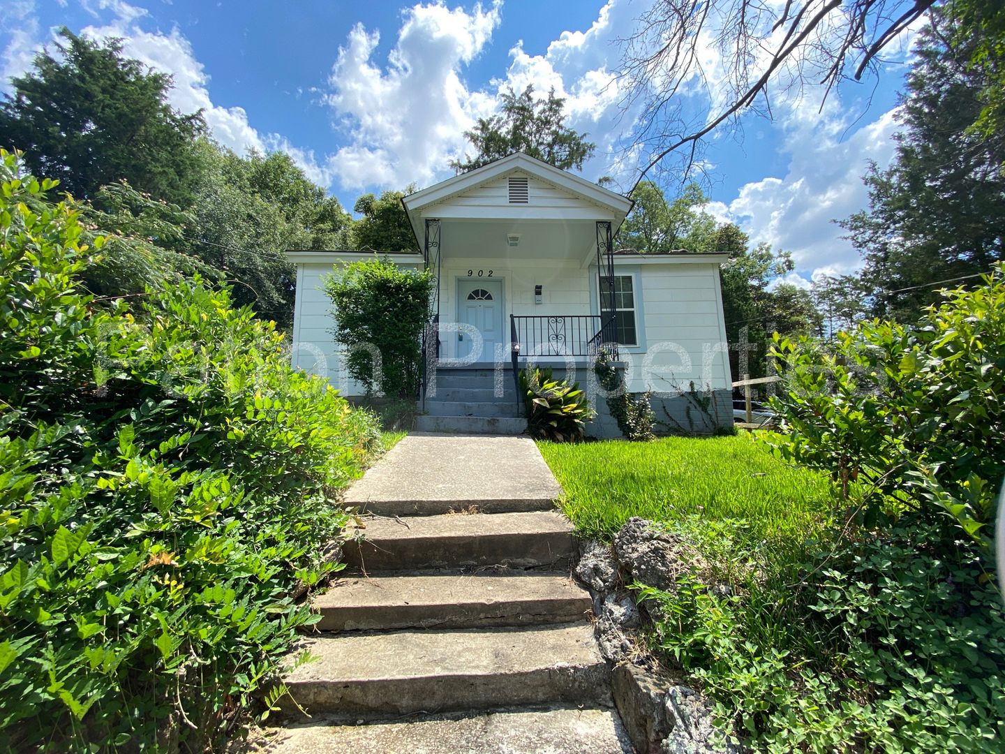 Columbia House: 902 Pine Street
