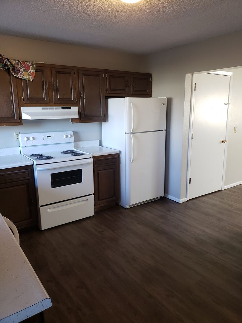 Laurel Apartment: 406 West Ave