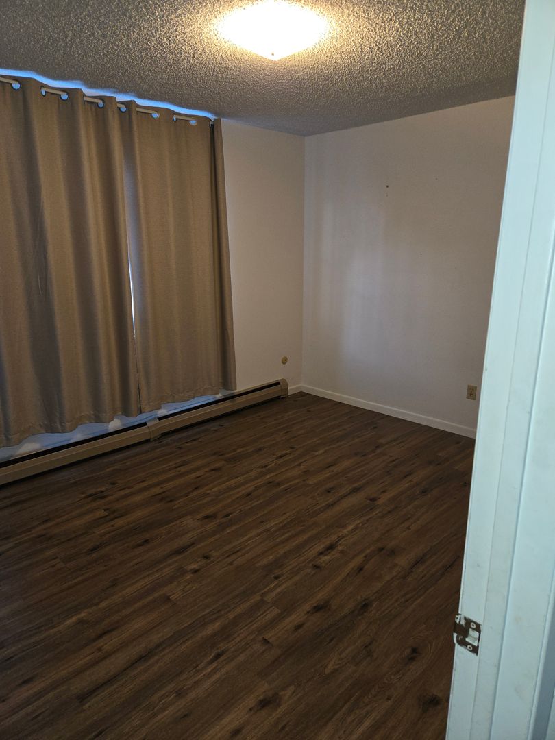 Laurel Apartment: 406 West Ave