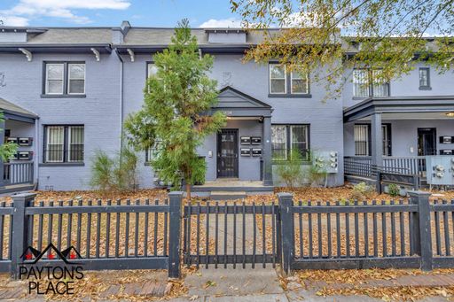 Renovated Condo with parking included – photo 1