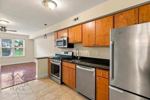 Spacious Apartment with updated kitchen – photo 1