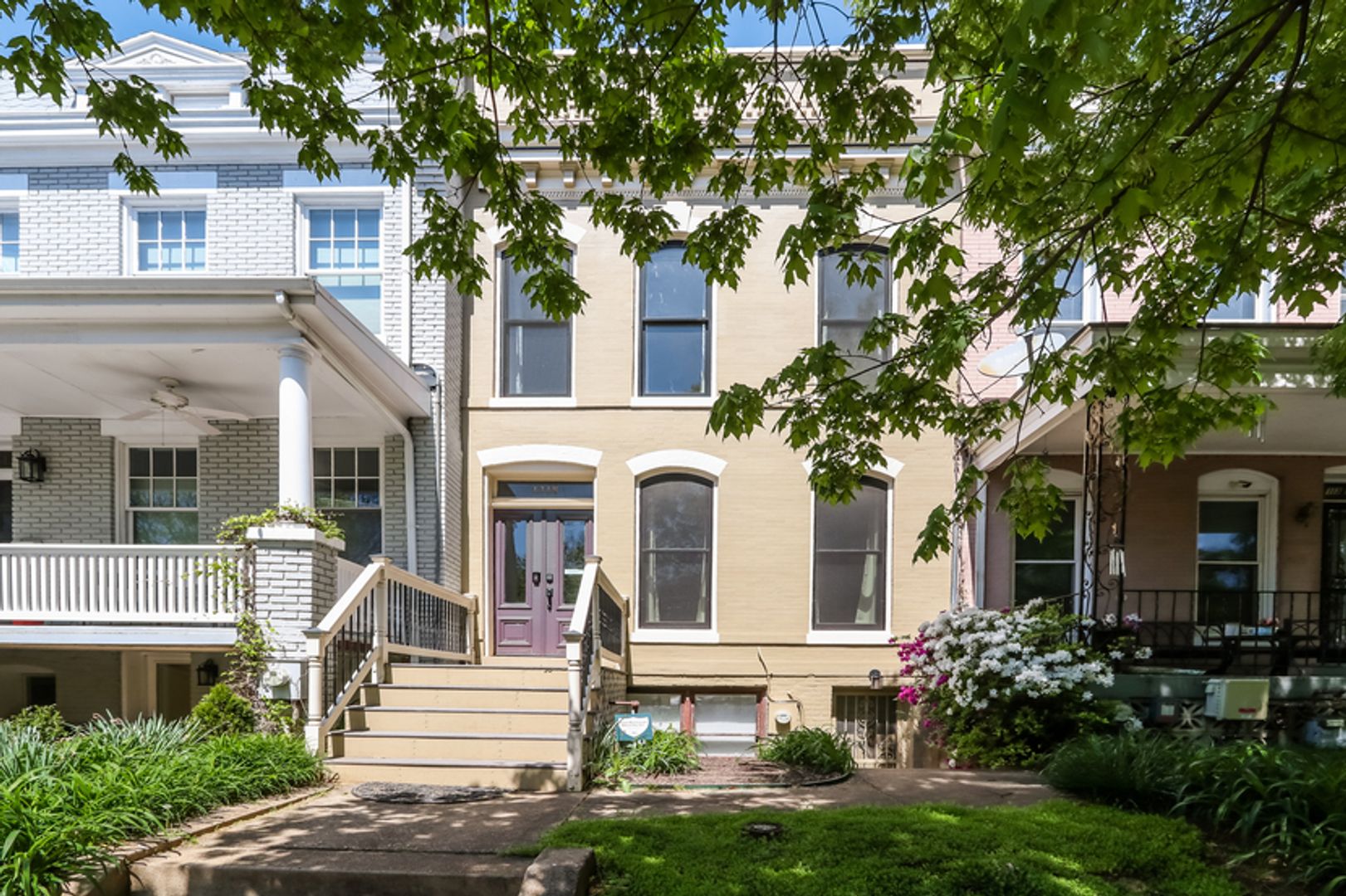 Washington Apartment: 1318 A St SE